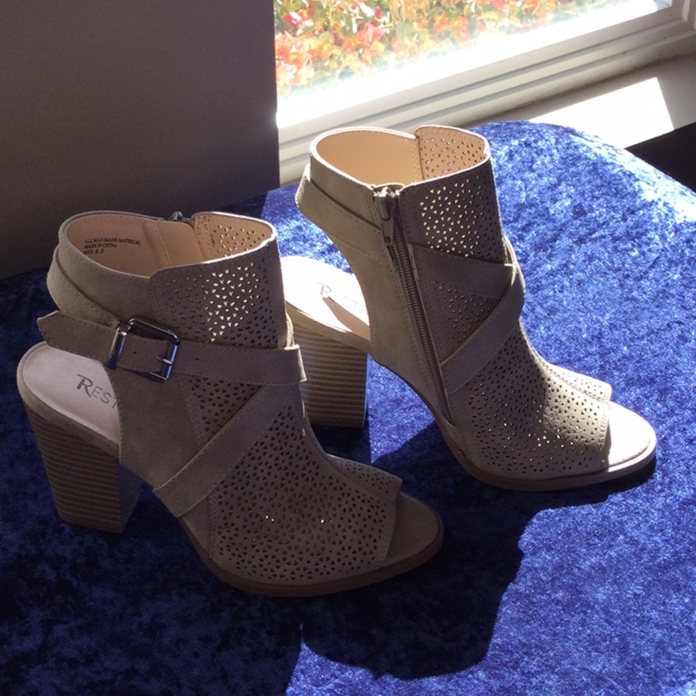 Boots - Picture 4 of 6